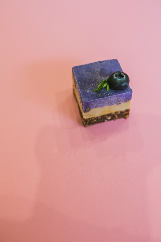 raw пирожное «Манго-черника»