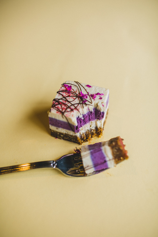 raw пирожное "Кокос-лимон-смородина"