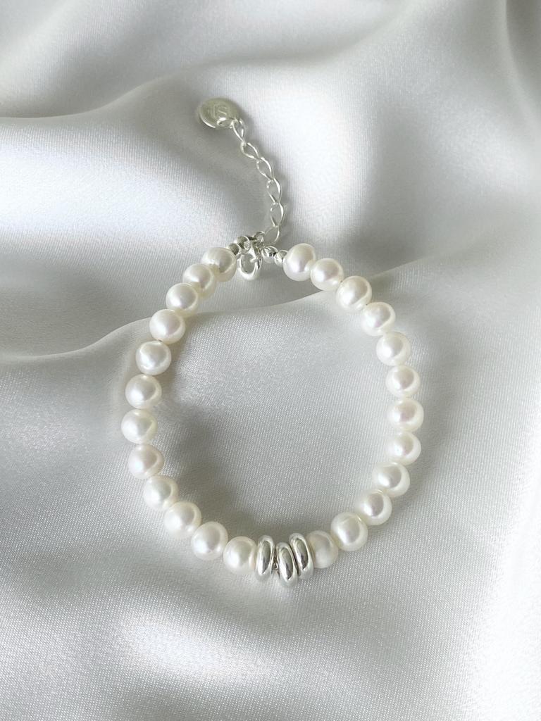 Bracelet with pearls and 3 doughnuts