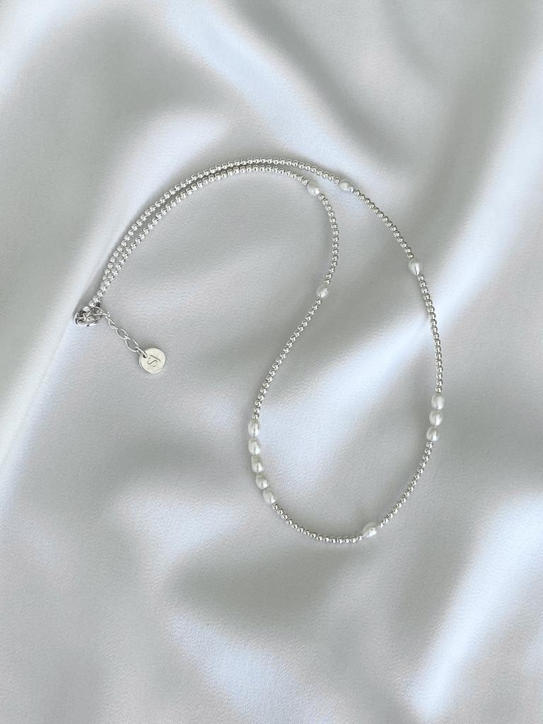 Minimalism necklace with small beads and pearls