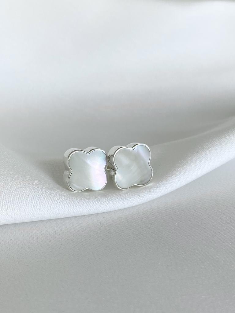Earrings "Pearl clover stud"