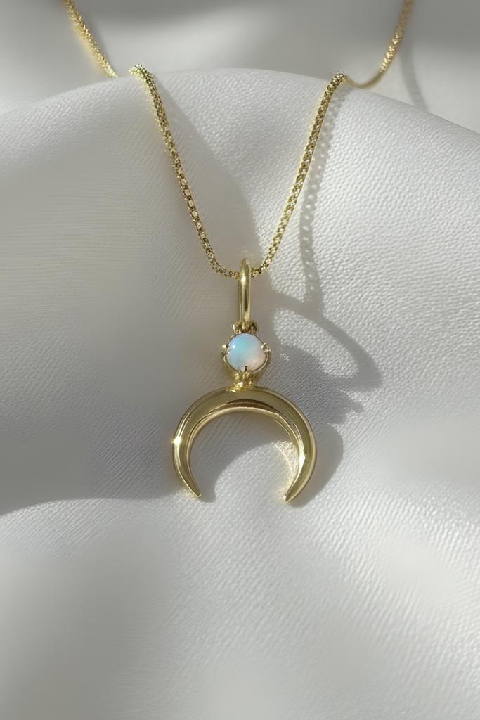 Pendant "Moon via Moon Stone"