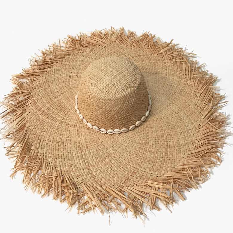 Шляпа из рафии с ракушками