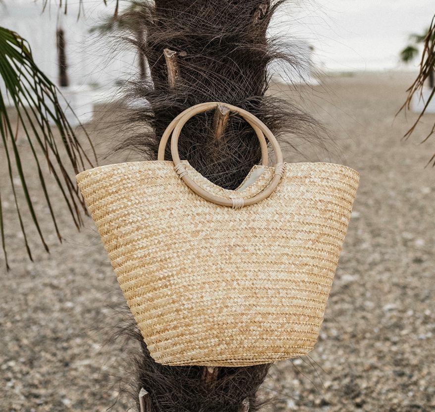 Сумка-корзинка из соломы с ручками из бамбука