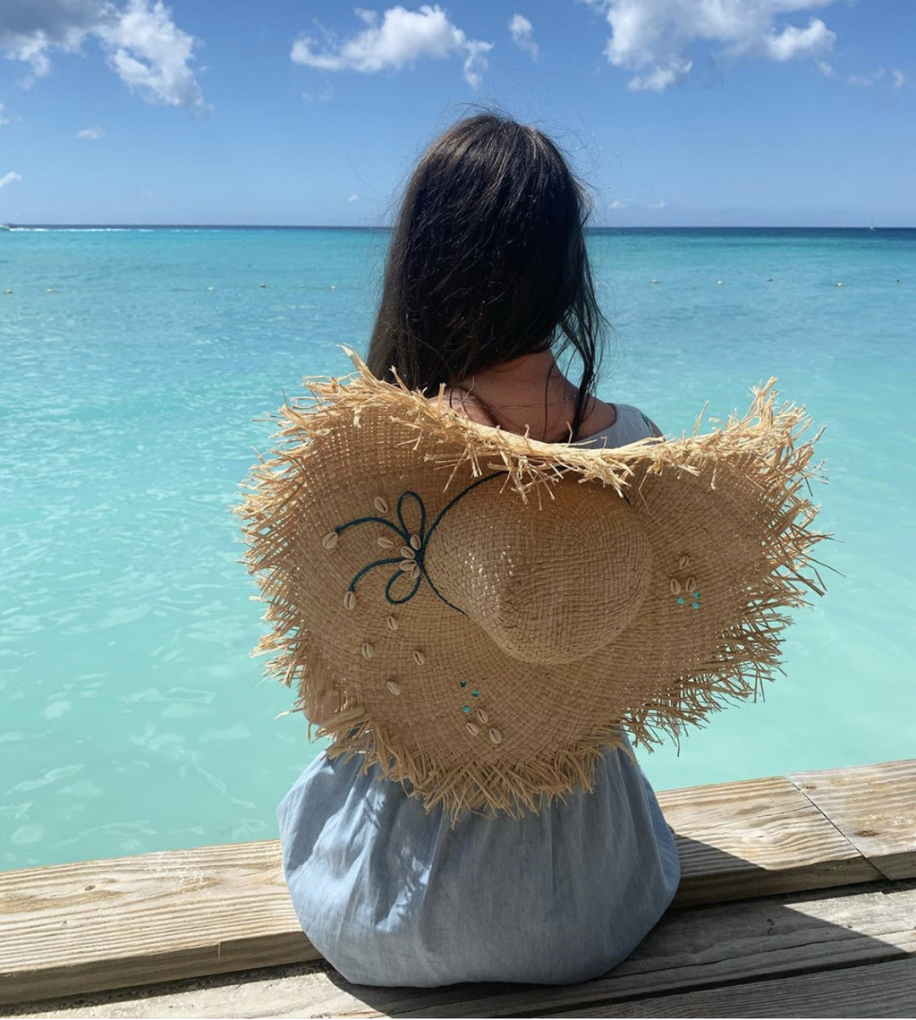 Шляпа из рафии с ракушками и лентами-завязками