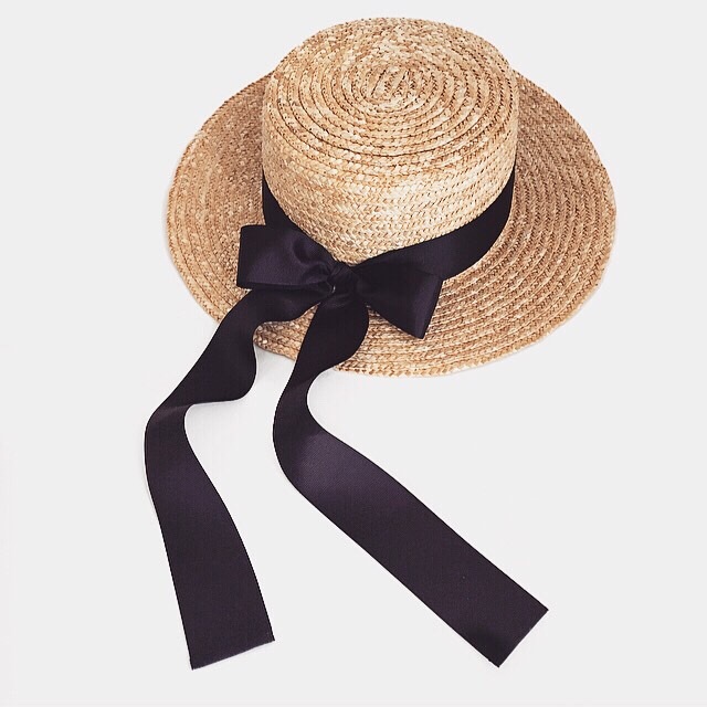 Канотье из соломы с полями 8 см и спадающей лентой в черном цвете