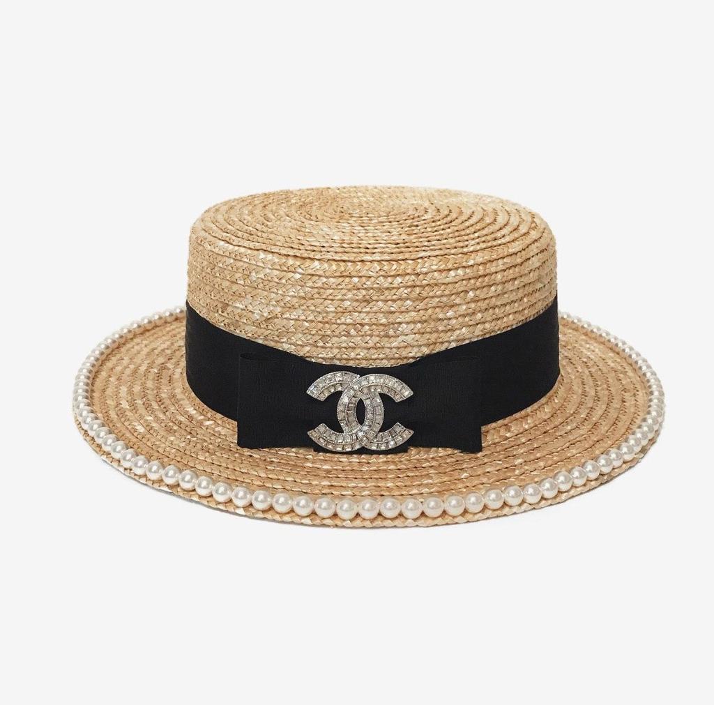Канотье из соломы, поля 6,5 см. с брошью и жемчугом
