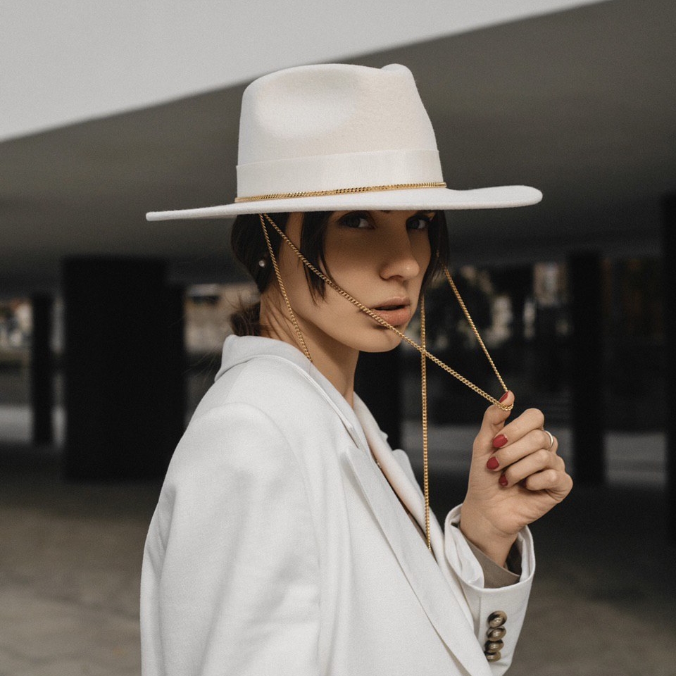 Федора FF03 широкополая с прямыми полями из фетра с цепочкой/белая