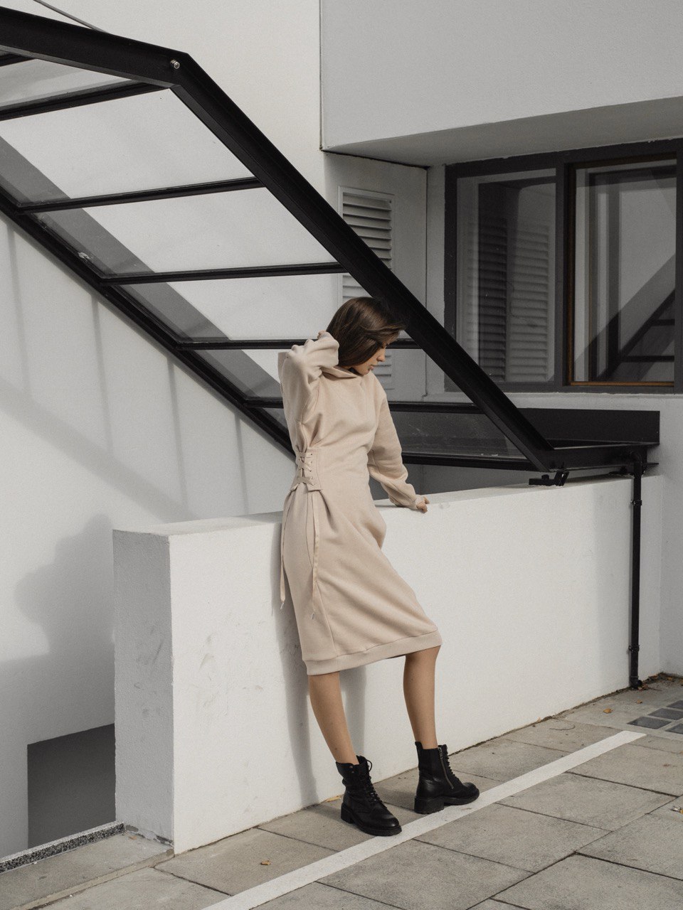 Платье-худи из футера с корсетными деталями/нюд