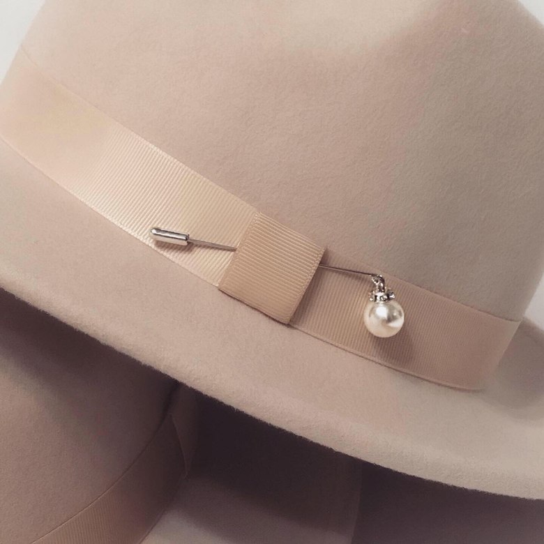 Брошь-булава с декоративной жемчужиной ручной работы