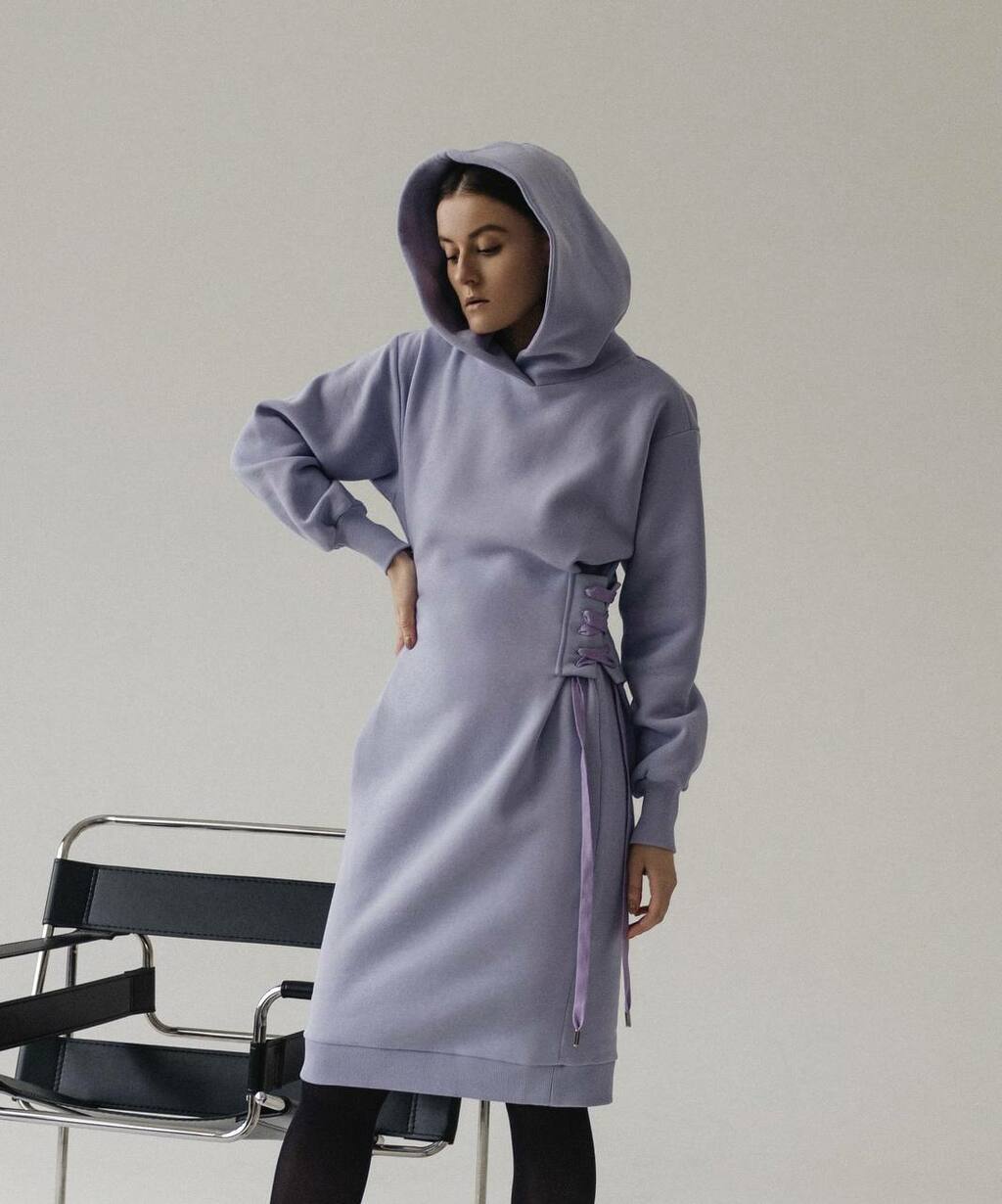 Платье-худи из футера с корсетными деталями/лаванда