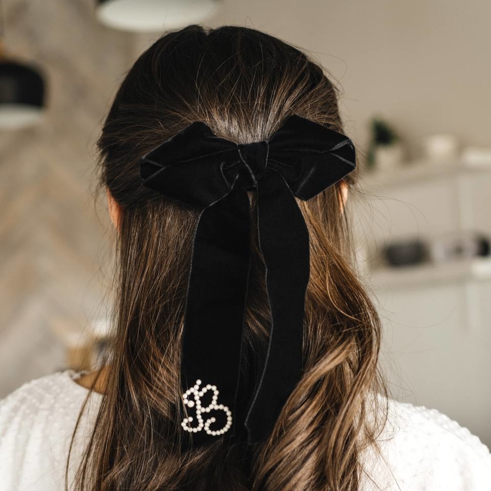 Заколка на бархатной основе ручной работы с жемчугом