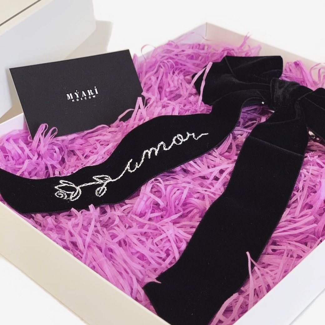 Заколка на бархатной основе ручной работы с ручной вышивкой