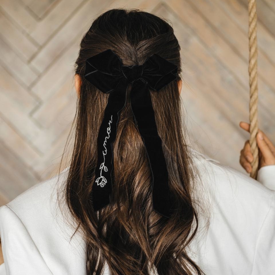 Заколка на бархатной основе ручной работы с ручной вышивкой