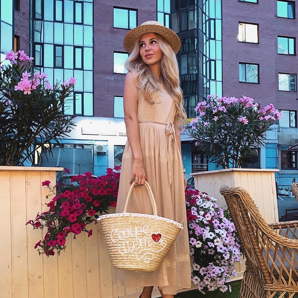 Сумка-корзинка из соломы с вышивкой