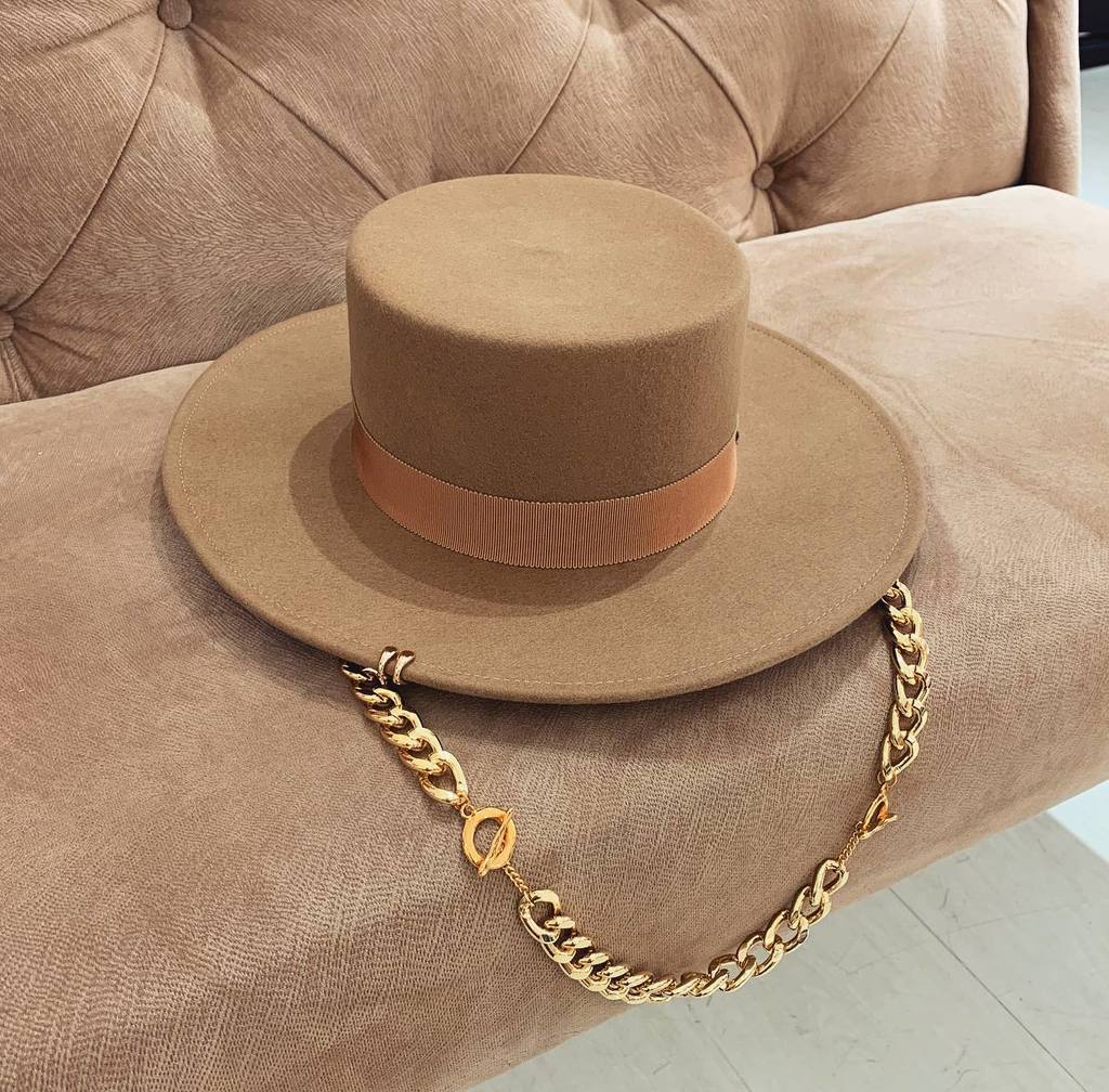 Канотье из фетра с крупной цепочкой и полями 8см/кэмэл