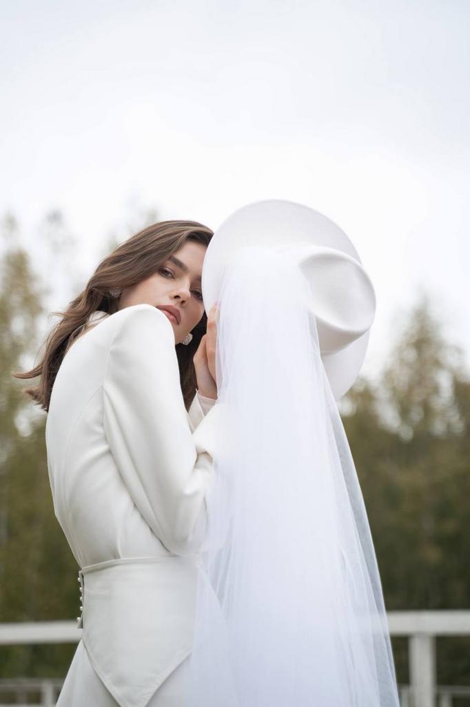 Федора FF06 широкополая с прямыми полями из фетра и фатой/белая