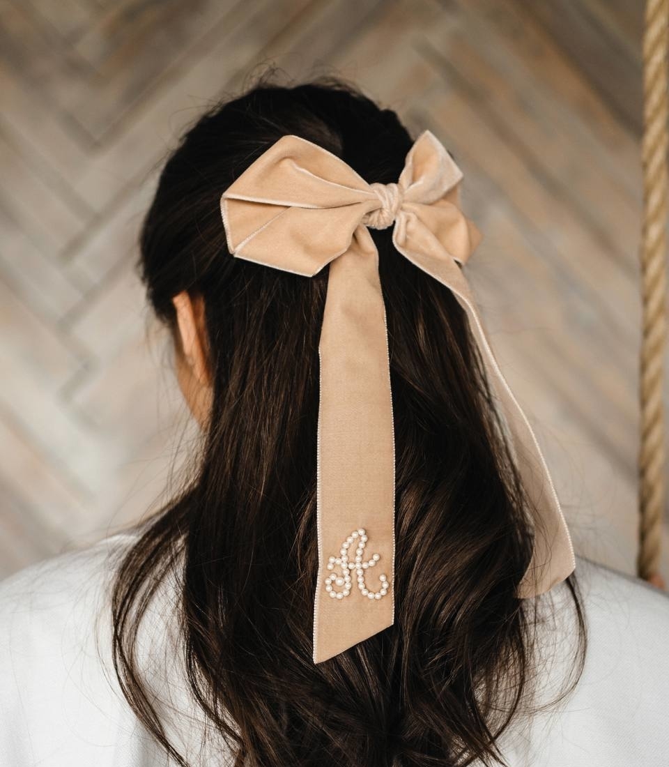 Заколка на бархатной основе ручной работы с жемчугом/пудра