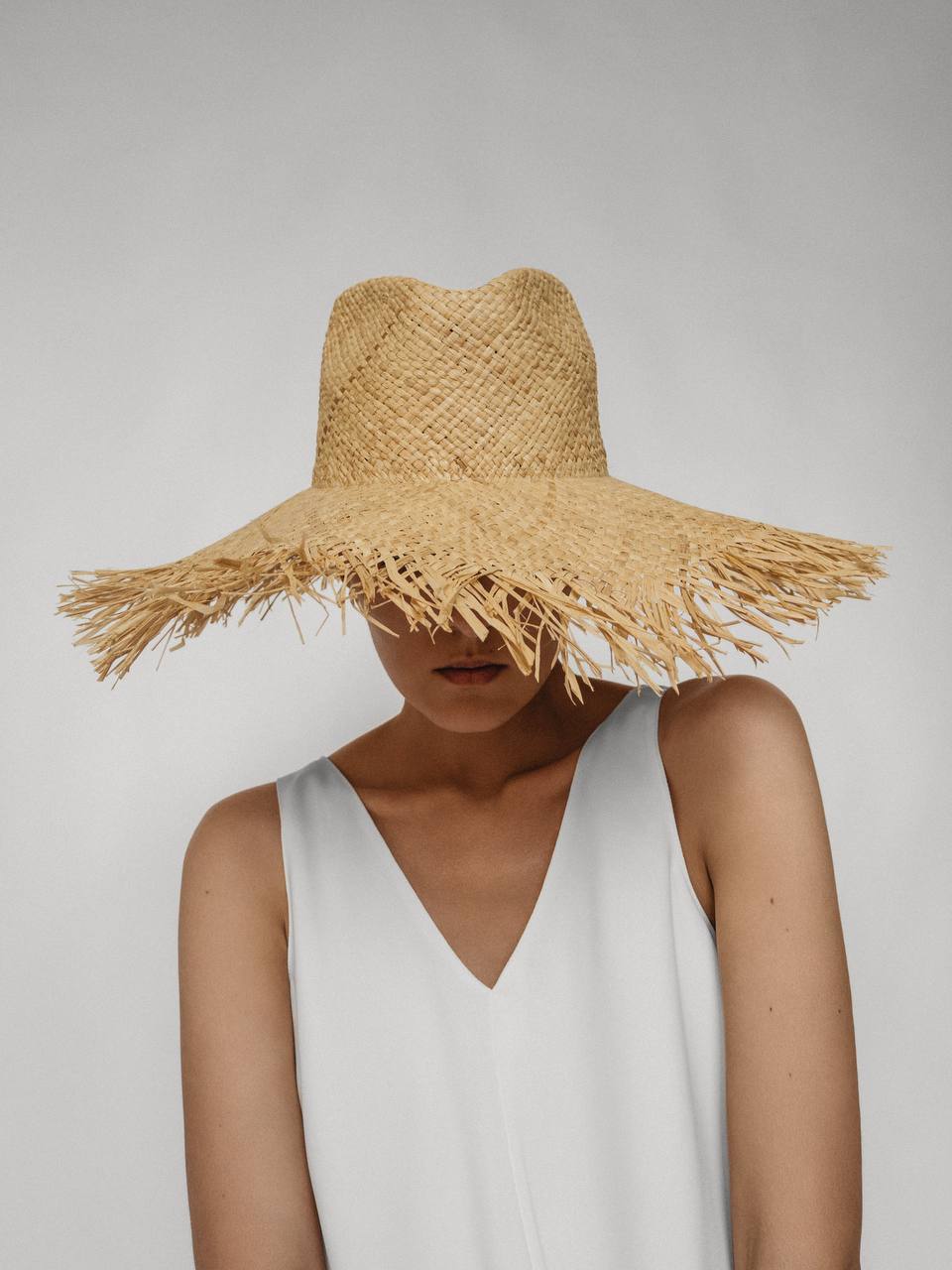 Шляпа федора из рафии с распущенными полями