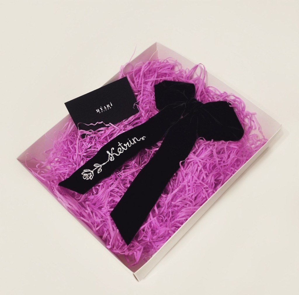 Заколка на бархатной основе ручной работы с ручной вышивкой персонализация