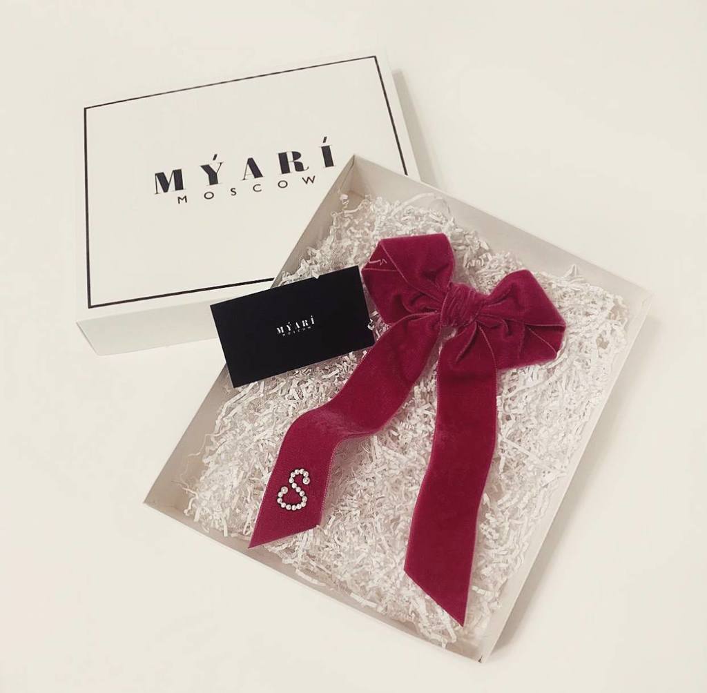 Заколка на бархатной основе ручной работы с жемчугом/фуксия