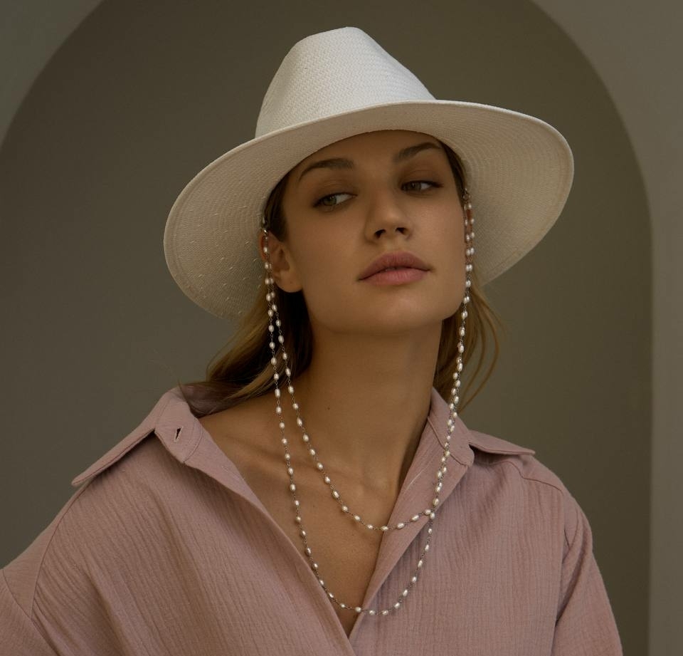 Шляпа федора FF03 из лозы белая с цепочкой и натуральным жемчугом