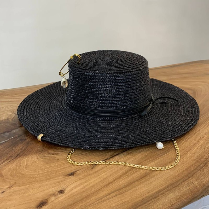 Шляпа канотье соломенное в черном цвете с цепью и декором
