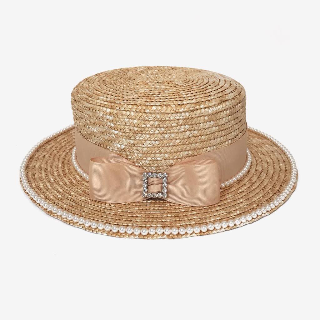 Шляпа канотье из соломы с брошью и жемчугом