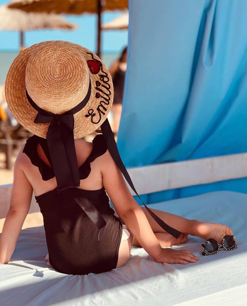 Шляпа канотье детское из соломы с ручной вышивкой персонализация и лентами под шею, поля 8 см