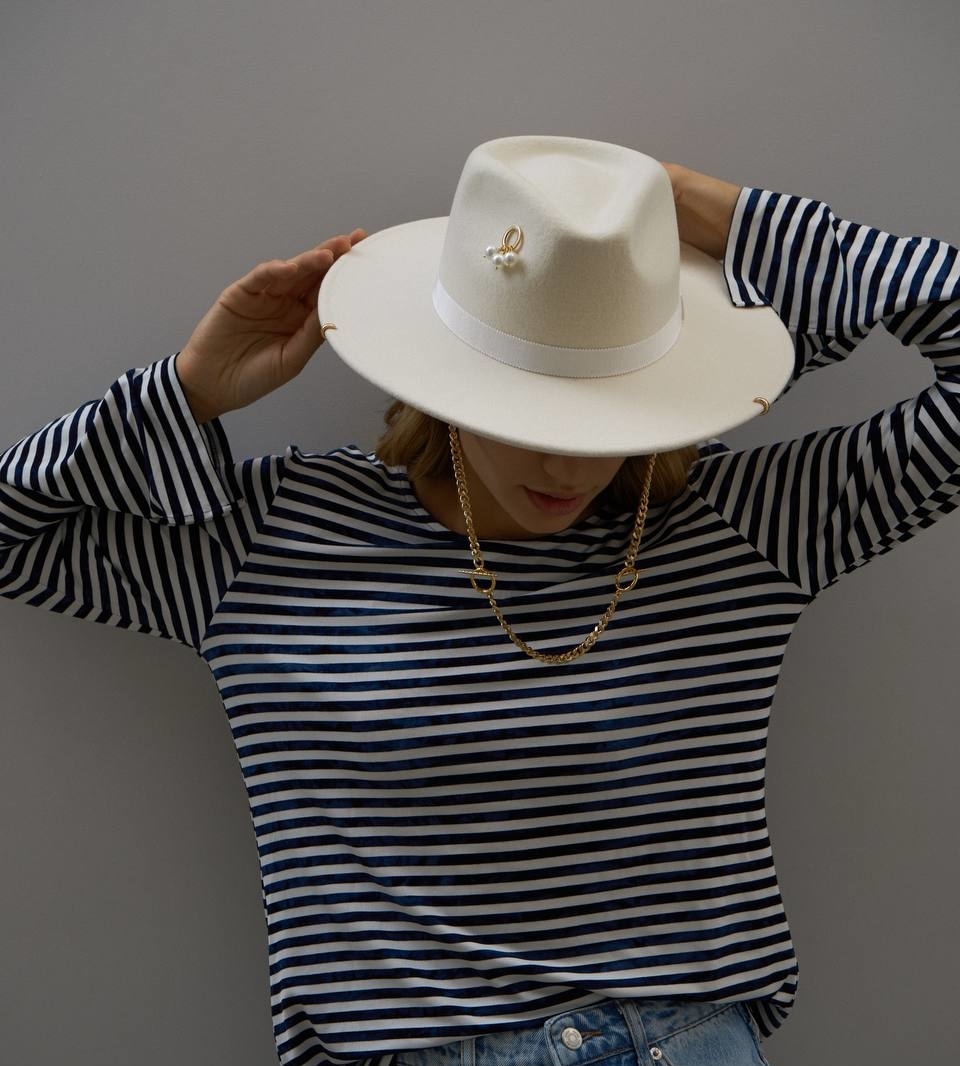 Шляпа федора FF03 широкополая с прямыми полями из фетра с декором/белая