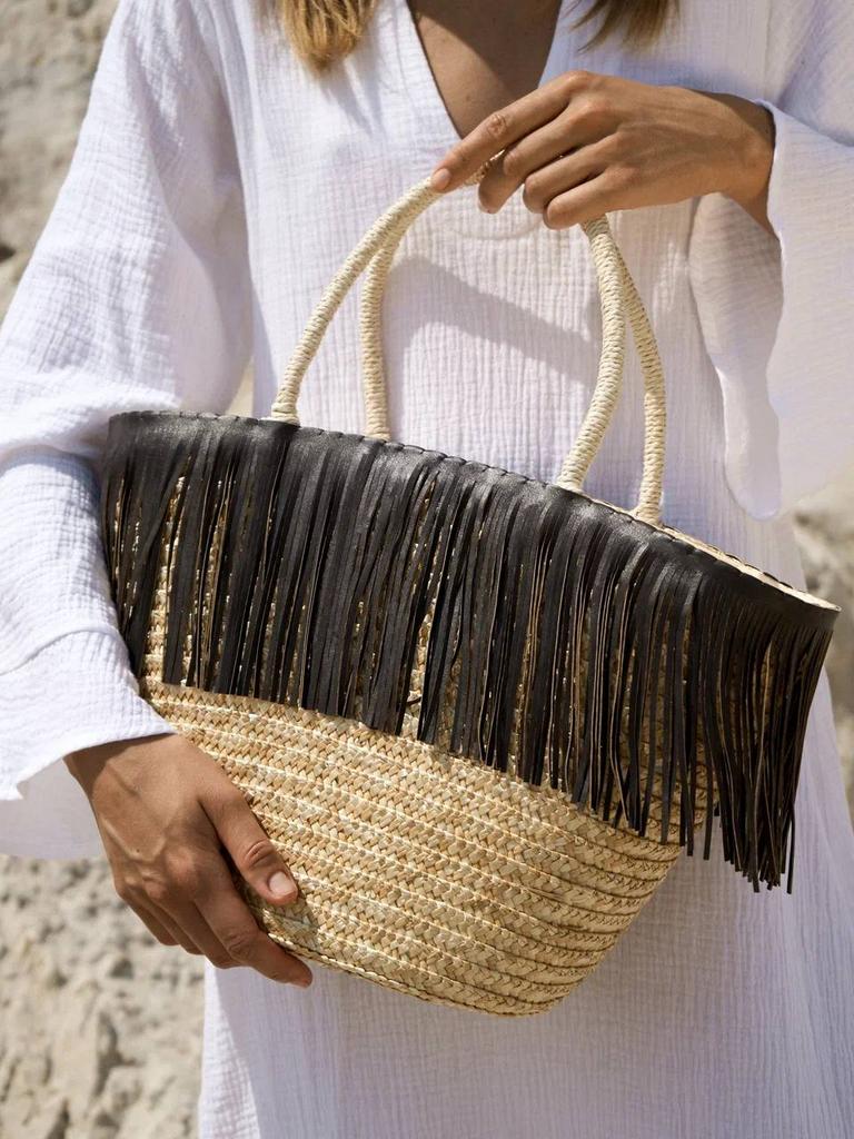 Сумка-корзинка из соломы с удлиненными ручками с бахромой из эко-кожи «шоколад»