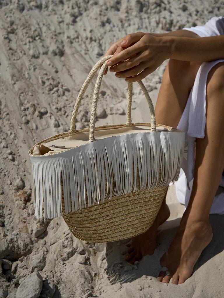 Сумка-корзинка из соломы с удлиненными ручками с бахромой из эко-кожи «белый»