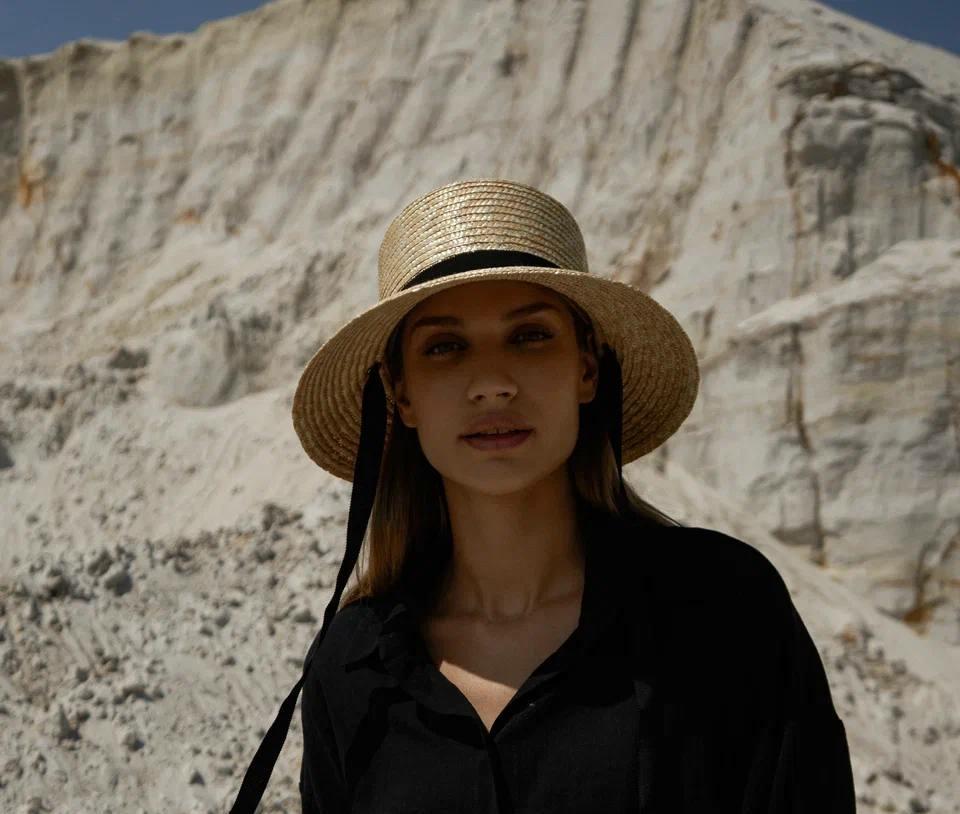 Панама с люверсами и лентами-завязками черного цвета