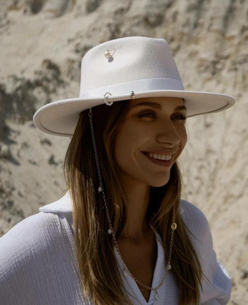 Шляпа федора FF03 широкополая с прямыми полями из шерсти с декором из барочного жемчуга/белая