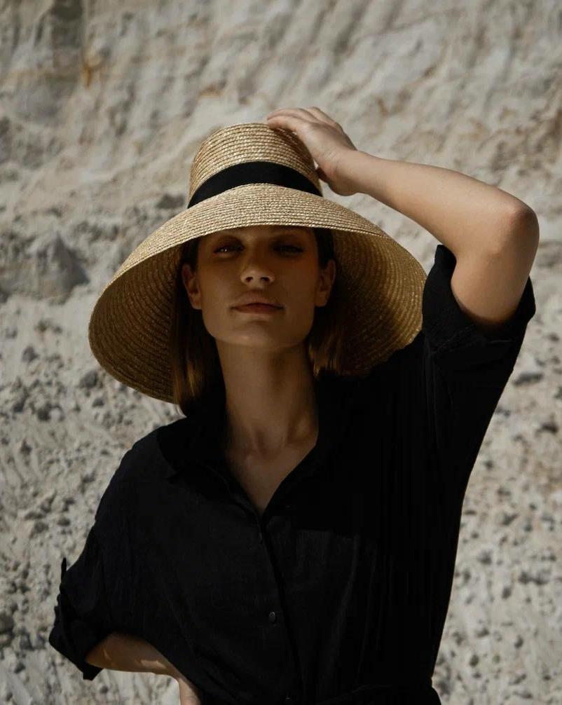Шляпа «Колокол» из соломы с черной лентой по тулье