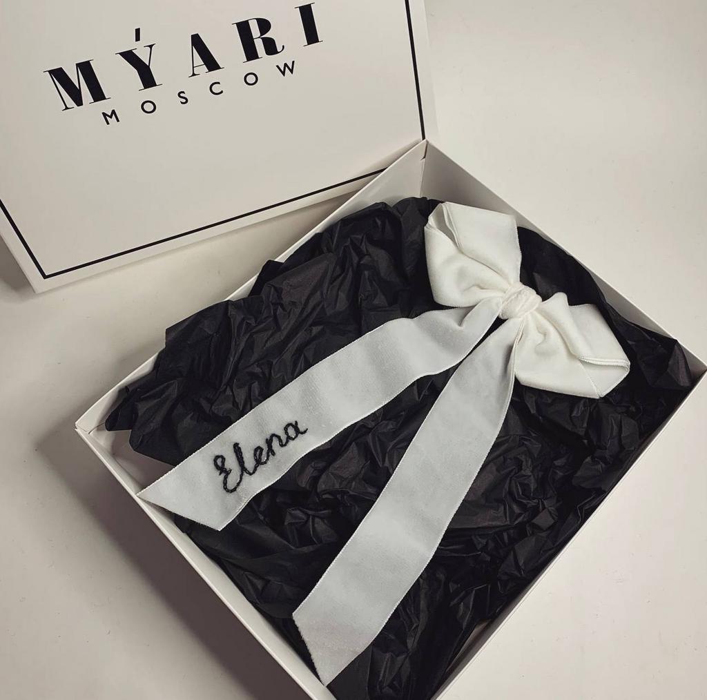 Заколка на бархатной основе ручной работы с ручной вышивкой персонализация/белый