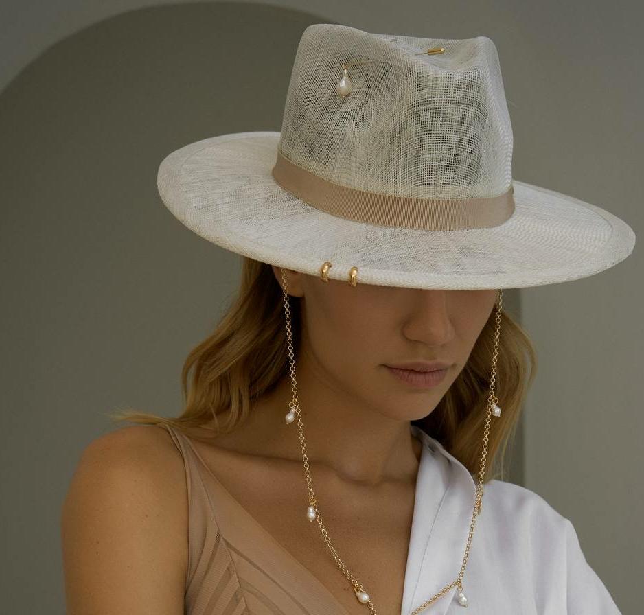 Шляпа федора FF03 из синамей декором «ДЕНЬ И НОЧЬ»/белая