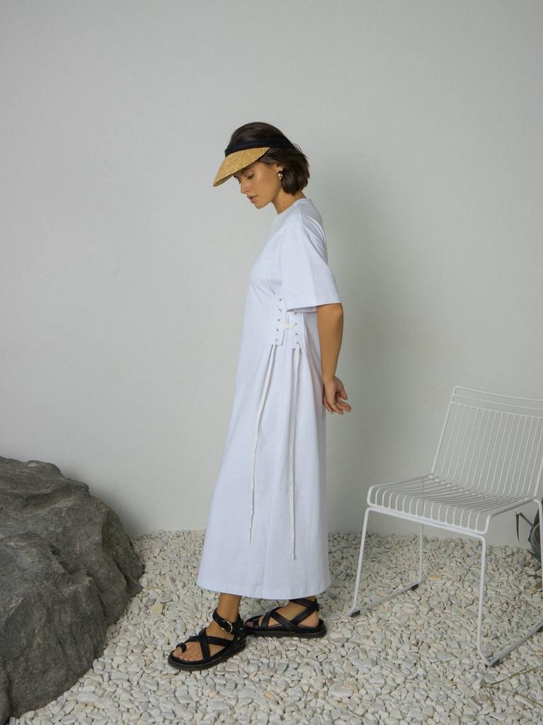 Платье-футболка с корсетными деталями/белый