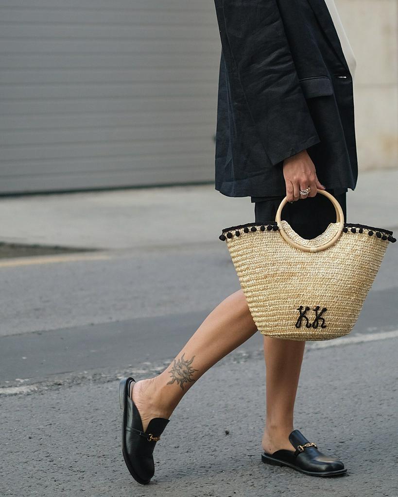 Сумка-корзинка из соломы с вышивкой