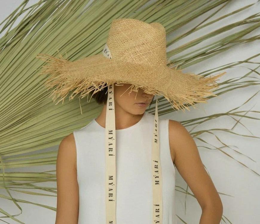 Шляпа федора из рафии с распущенными полями