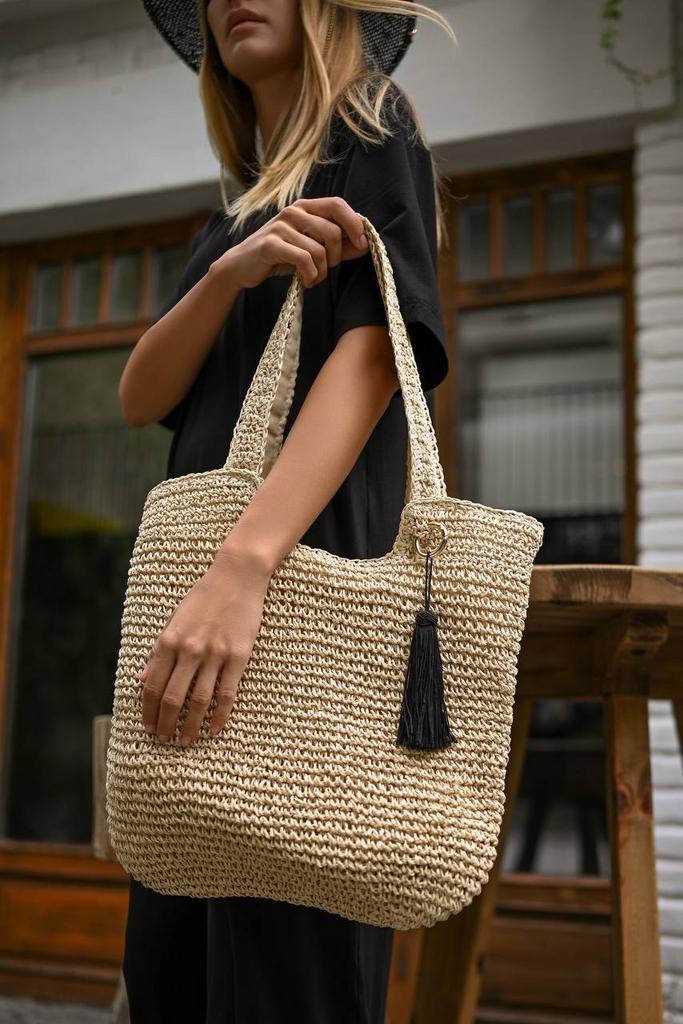 Сумка из тойо с удлинёнными ручками и черной кисточкой/тауп