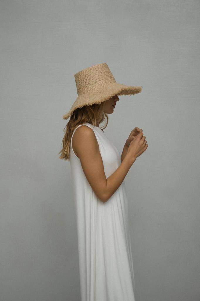 Шляпа с высокой тульей из рафии