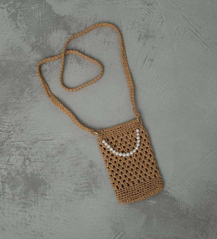 Мини-сумка из рафии c натуральным жемчугом