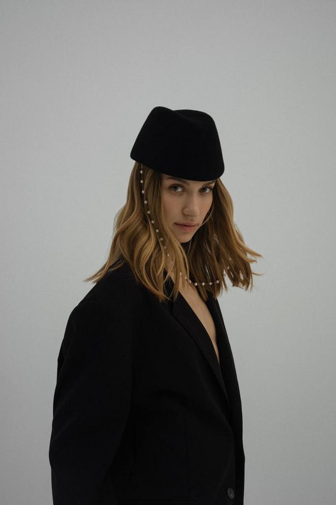 Пилотка из шерсти с цепью из натурального жемчуга/черный
