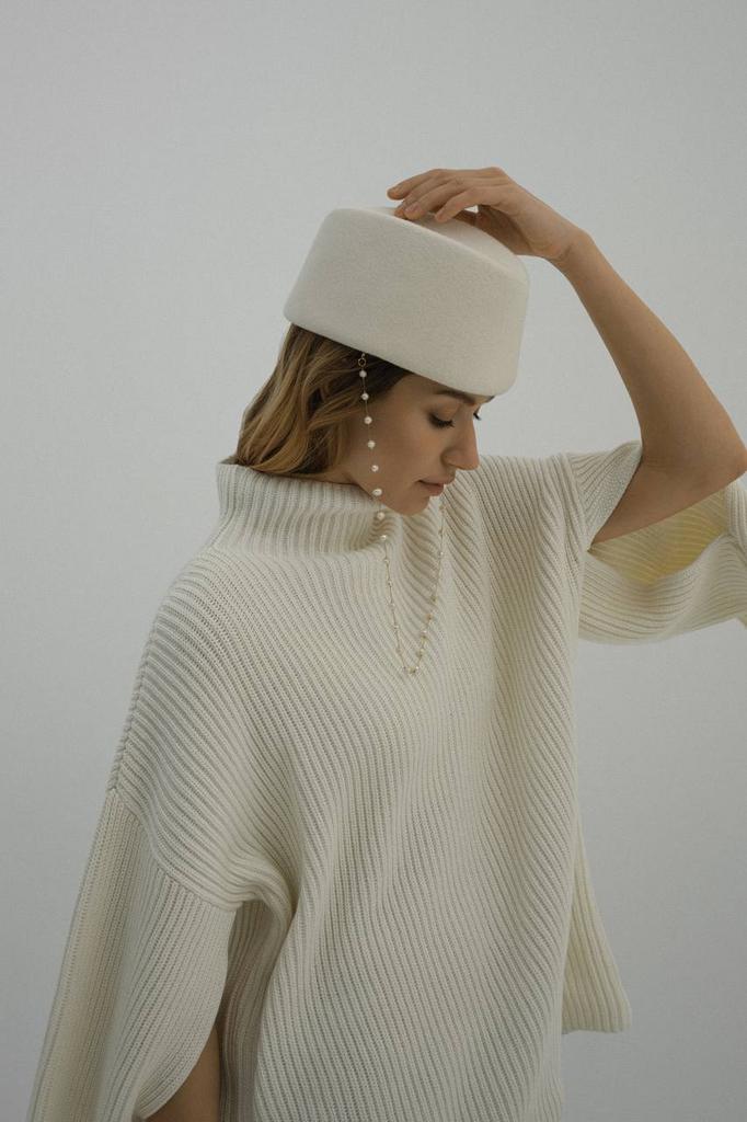 Пилотка из шерсти с цепью из натурального жемчуга/белый