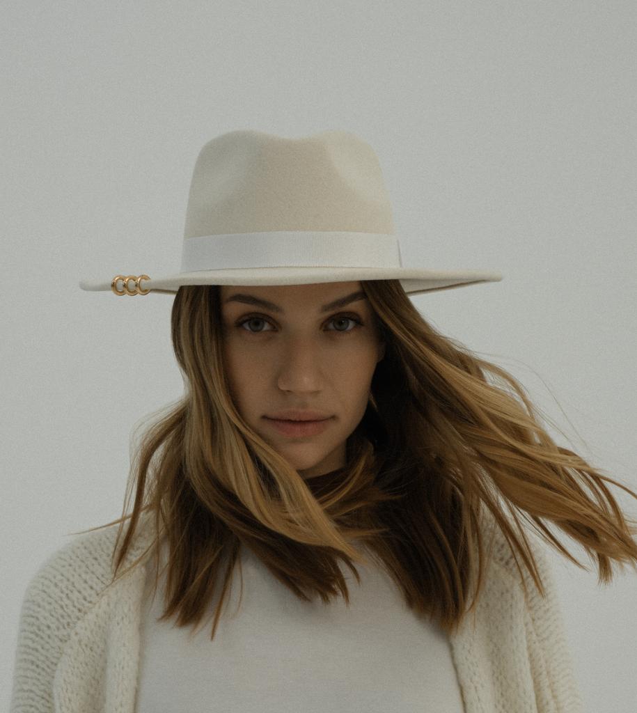 Шляпа федора FF03 широкополая с прямыми полями из фетра с пирсингом/белый