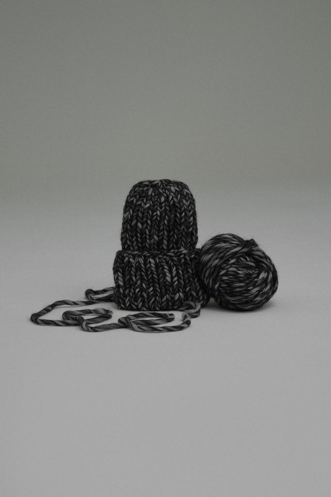 Шапка из перуанской шерсти/черно-белая