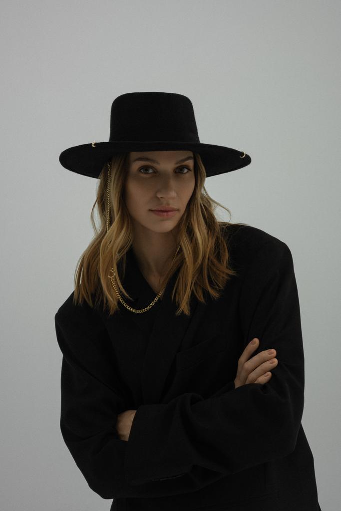 Шляпа федора FF03 широкополая с прямыми полями из фетра с пирсингом и цепочкой-трансформер/черный