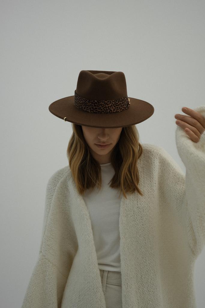 Шляпа федора FF03 широкополая с прямыми полями из фетра и лентой с анималистичным принтом/шоколад