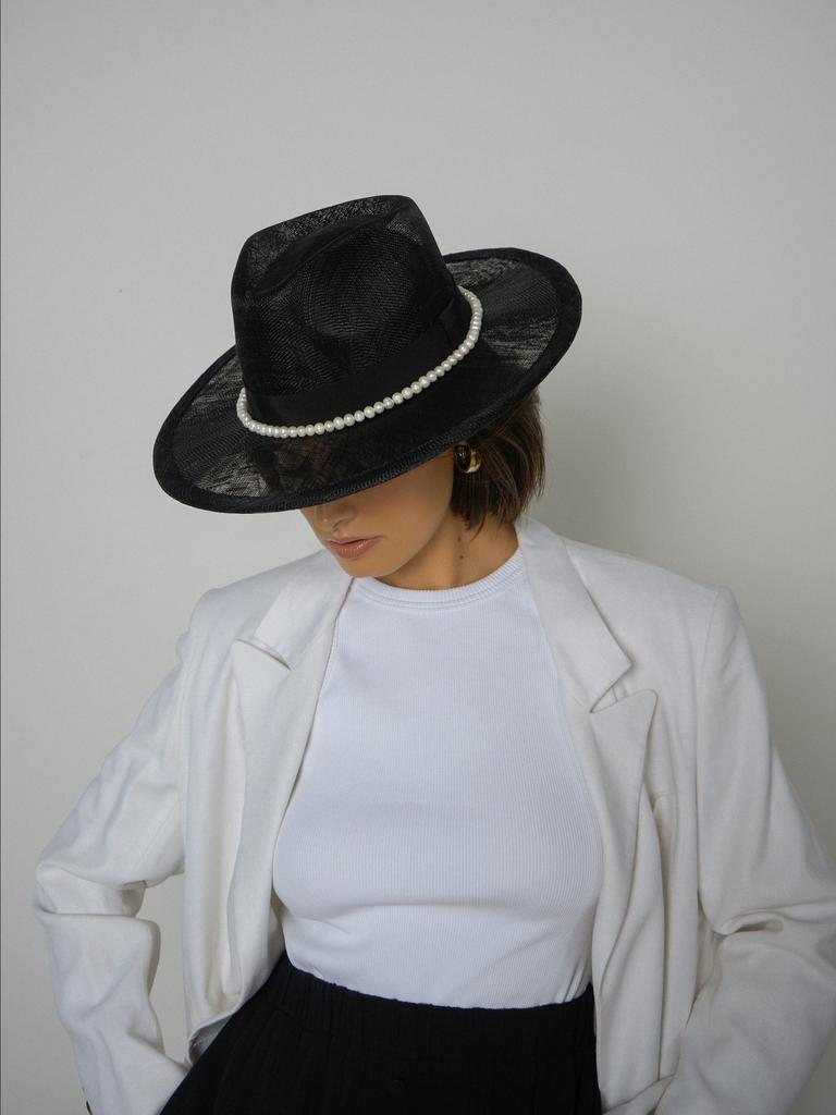 Шляпа федора из синамей с натуральным жемчугом/черный